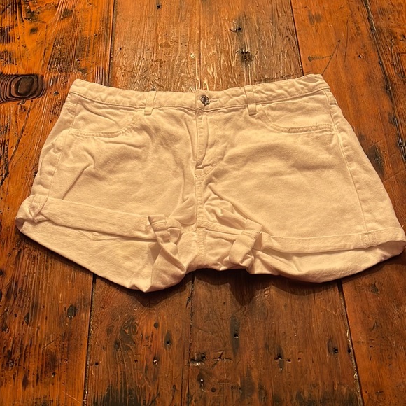 H&M Pants - 🕸️3/$20 SALE🕸️ White H&M Denim Shorts